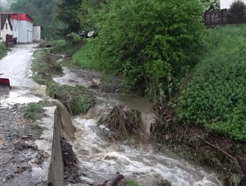 (Видео) Најмалку пет лица загинаа во поплава во БиХ, три лица се изчезнати