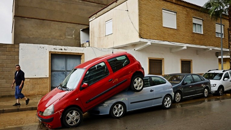 (Видео) Неколку загинати во поплавите во Шпанија