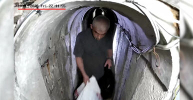 (Видео) Објавена невидена снимка од убиениот лидер на Хамас Синвар со семејството во тунелите