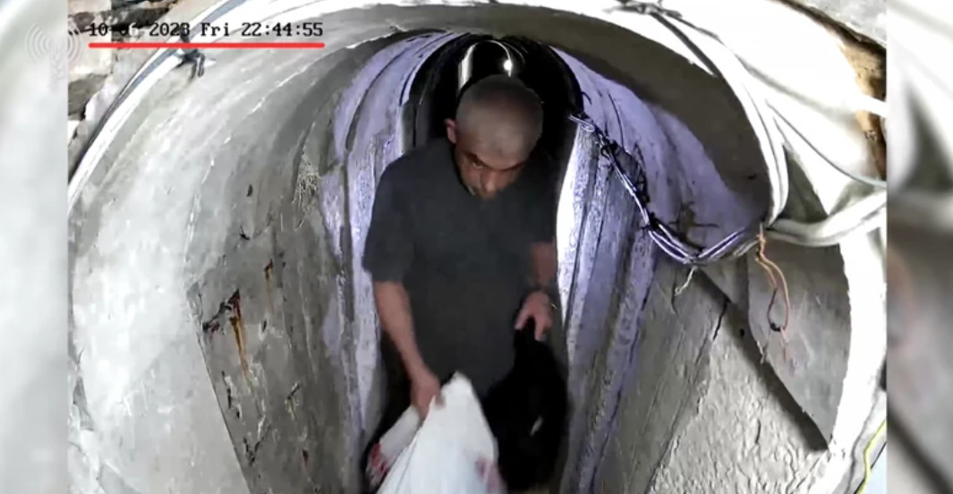 (Видео) Објавена невидена снимка од убиениот лидер на Хамас Синвар со семејството во тунелите