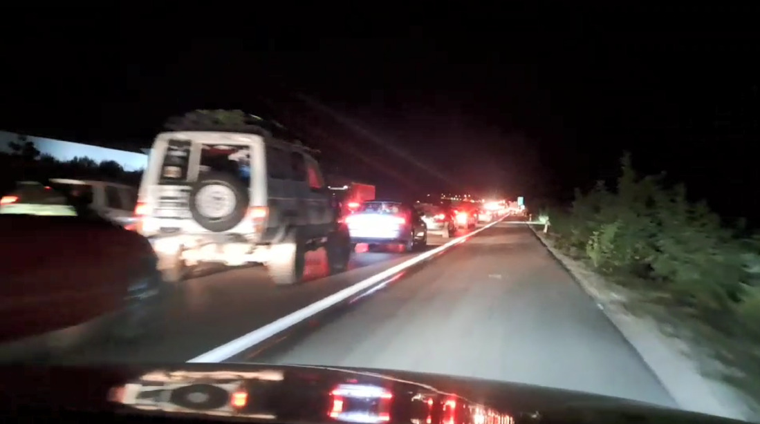 (Видео) Огромни гужви за излез од Скопје, на патарината „Миладиновци“ колони од два километри