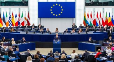 (Видео) Орбан пречекан во парламентот на ЕУ со Бела Чао; Мецола: Не сте на Евровизија