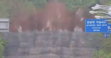 (Видео) Снимен моментот кога Северна Кореја ги разнесе патиштата што ја поврзуваат со Јужна