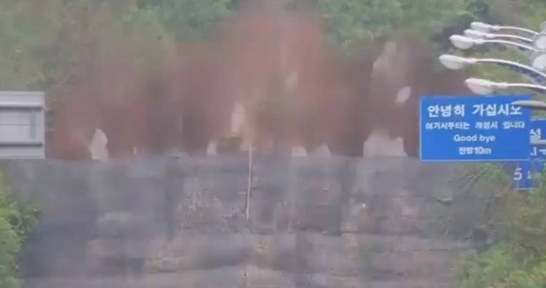 (Видео) Снимен моментот кога Северна Кореја ги разнесе патиштата што ја поврзуваат со Јужна