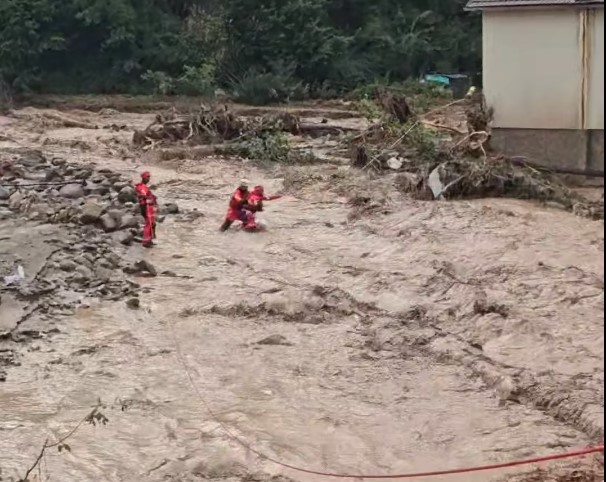 (Видео) Спасувачка операција во БиХ по поплавите: трудница во тешка состојба, 10-годишно момче со тешки скршеници со хеликоптер е префрлено во Мостар