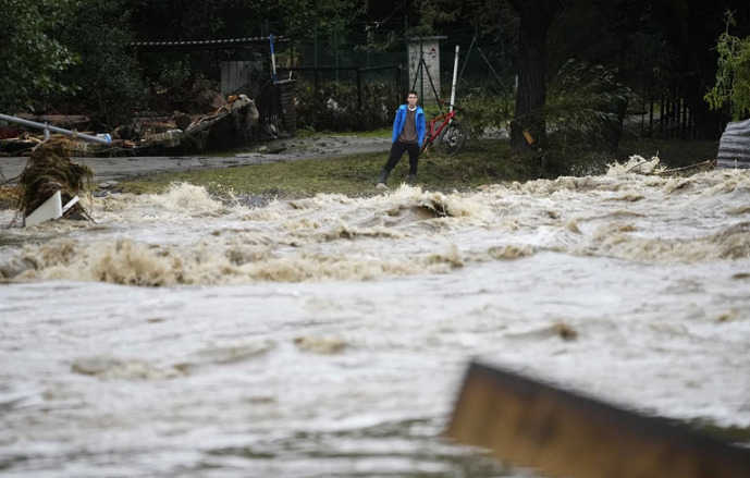 (Видео) Центарот на Будва под вода, Хрватска воведе итни мерки поради поплавите, во Подгорица автомобили едвај поминуваат низ водата