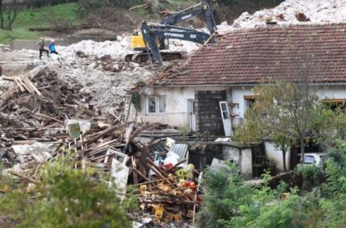 Дете најдено живо по два дена од поплавите во Јабланица под урнатините на семејната куќа