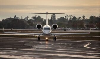 Жена без искуство во летање приземјила авион откако нејзиниот сопруг – пилот доживеал срцев удар