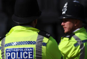 Непозната материја фрлена во училиште во Лондон: тројца повредени