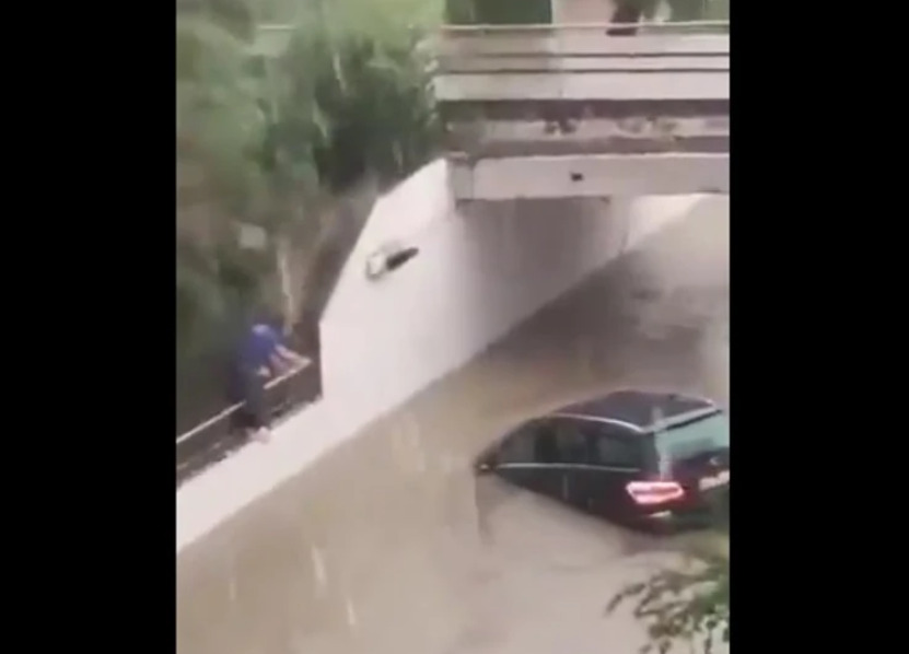 (Видео) Автомобили во вода, заробен маж извлечен од возилото: обилните дождови предизвикаа нови поплави и хаос во Шпанија