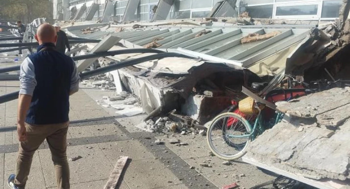 (Видео) Се урна дел од железничката станица во Нови Сад, има повредени
