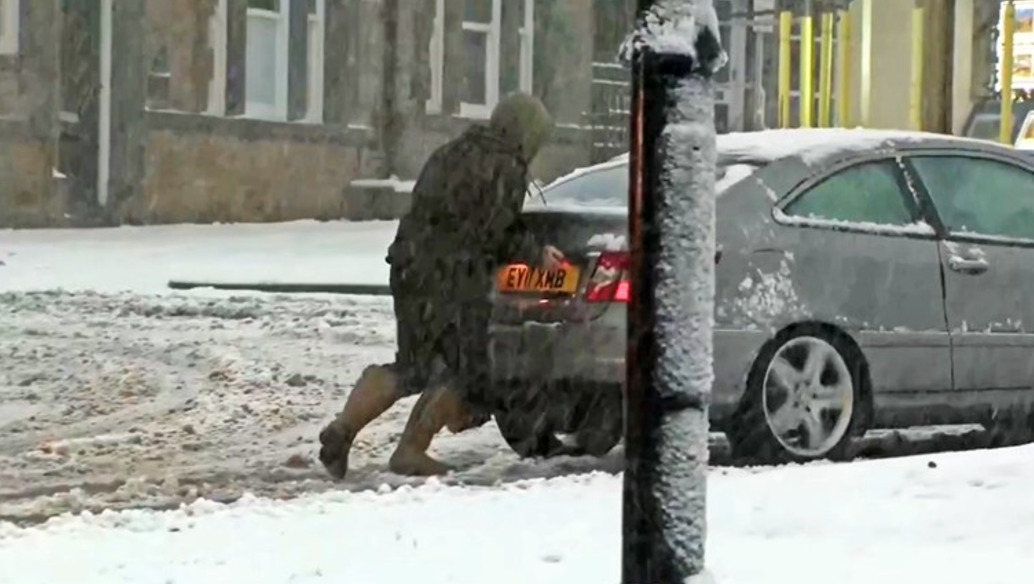 (Видео) Снежна бура ги погоди Велика Британија и Ирска, колапс во сообраќајот, 60.000 луѓе без струја