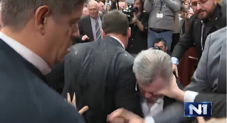 (Видео) Тепачка во српскиот парламент