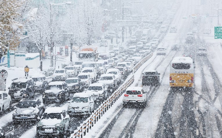 Во Јужна Кореја падна рекорден снег, oткажани летови, прекинато снабдувањето со струја, делови од згради паднаа врз пешаци