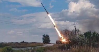 Голем руски напад врз украинските електрани, експлозии низ целата земја