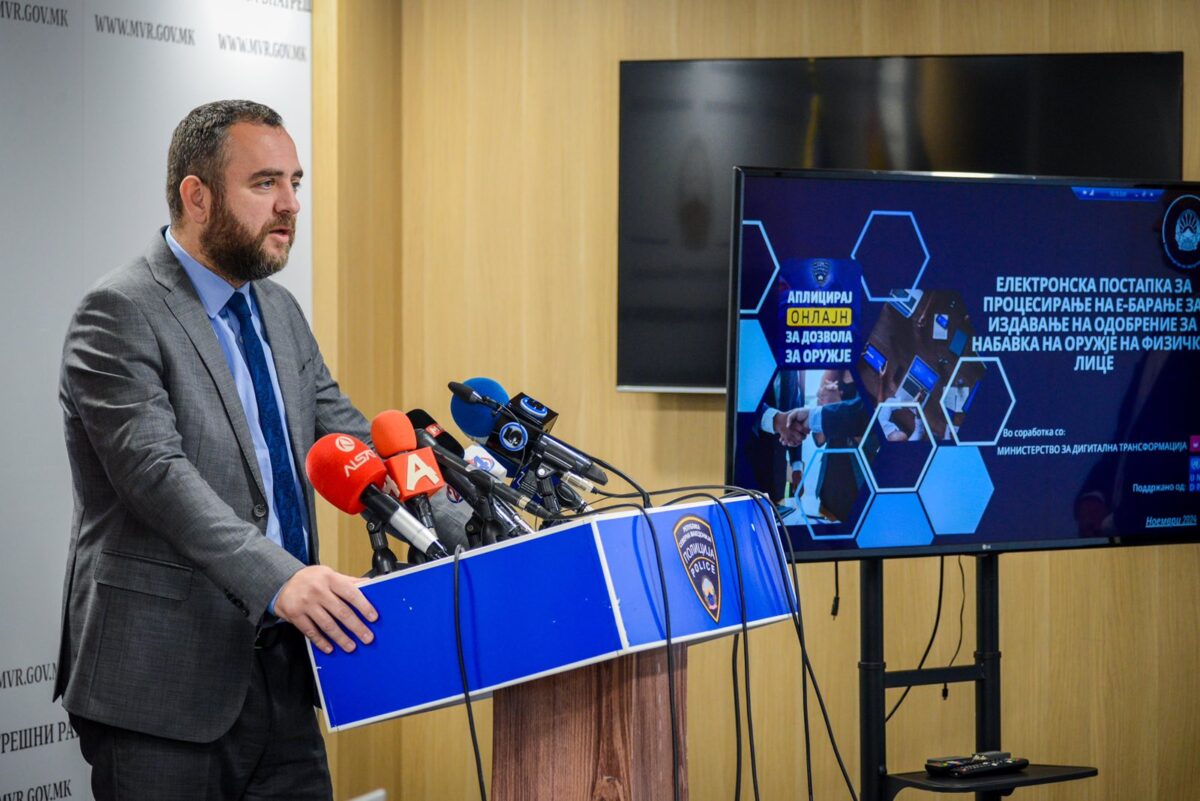 За дозвола за оружје ќе може да се аплицира онлајн, Тошковски уверува дека никој нема да биде фаворизиран