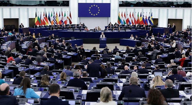 Изгласана новата Европска комисија на Урсула фон дер Лајен