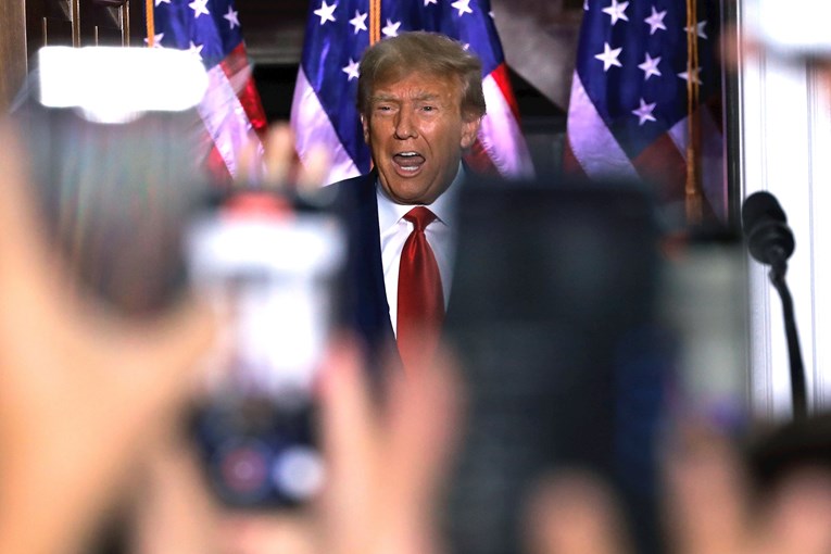 Клучните луѓе на Трамп добиле закани за бомби