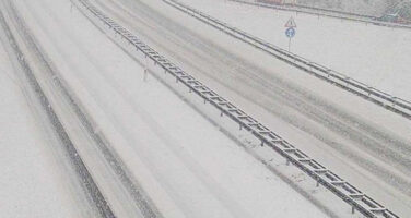 Падна снег, дува силен ветер: делови од Хрватска без струја, автопатот затрупан