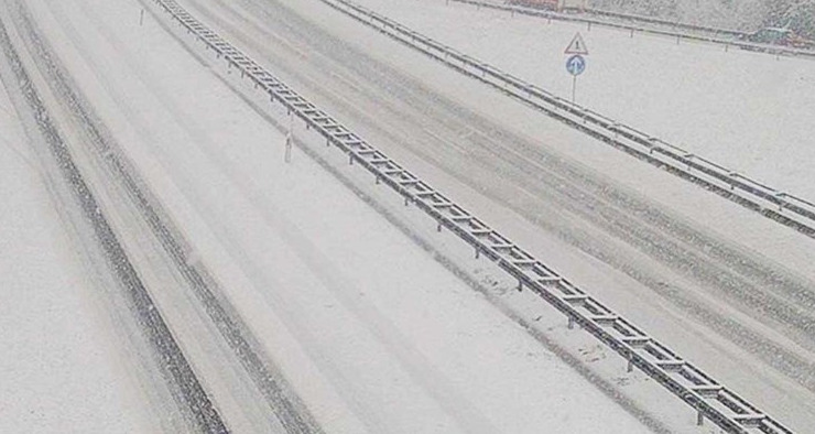 Падна снег, дува силен ветер: делови од Хрватска без струја, автопатот затрупан