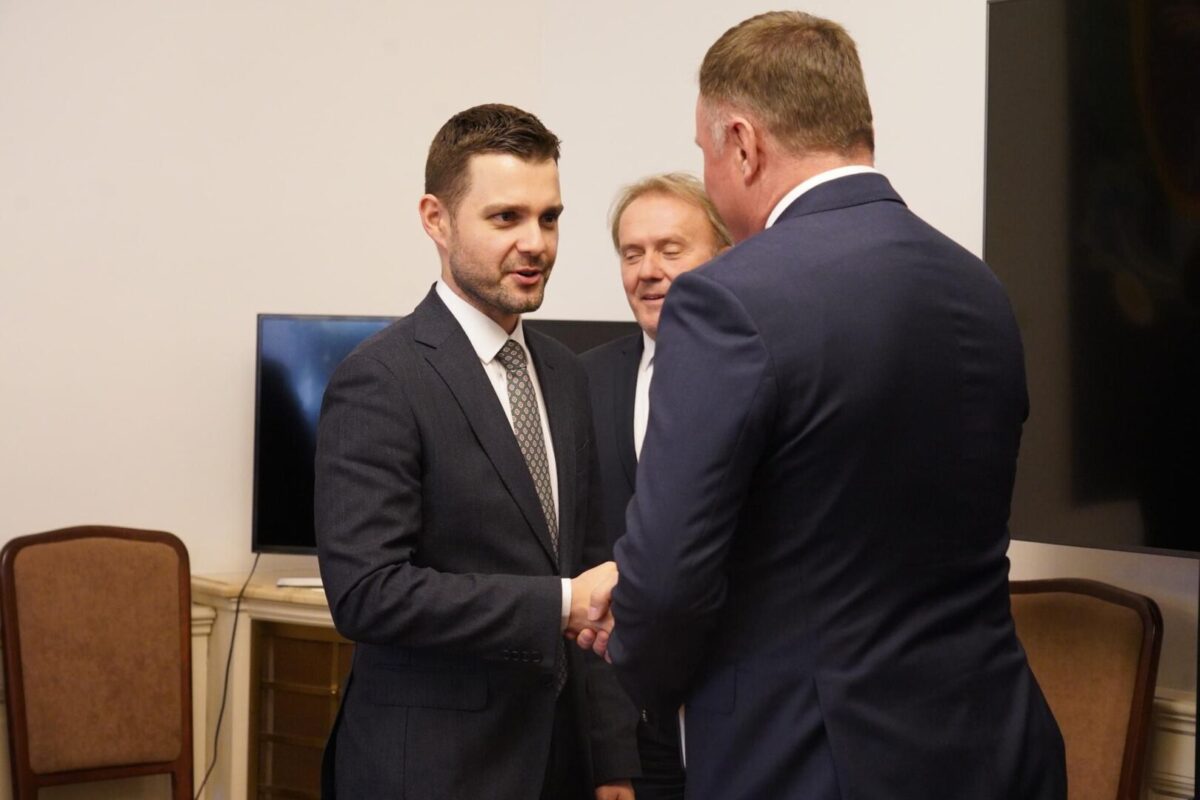 Работна посета на Муцунски во Прага: разменети мислења за предизвиците на европскиот пат