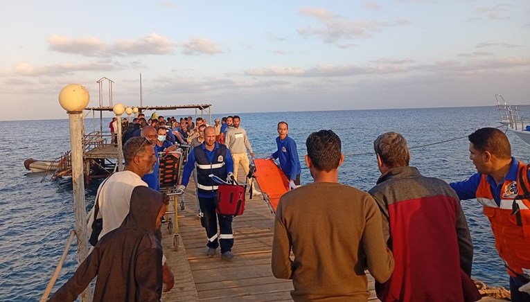 Три тела извлечени од потонатиот туристички брод во близина на брегот на Египет