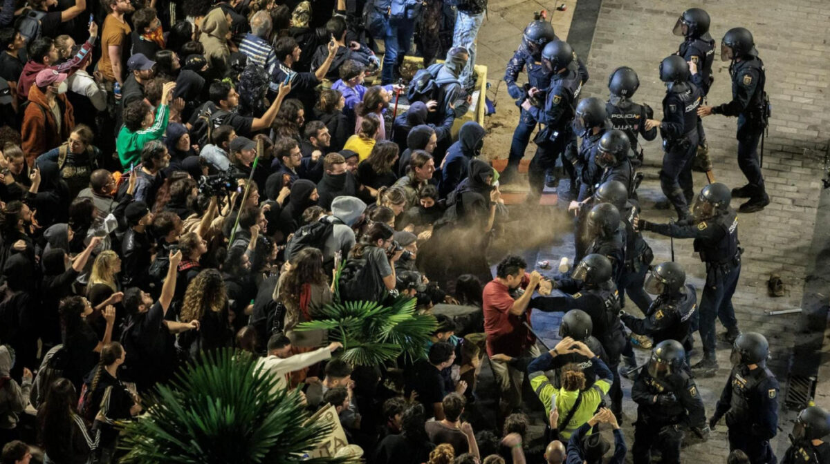 (Фото+видео) Над 130.000 Шпанци на протест поради лошата реакција на катастрофалната поплава