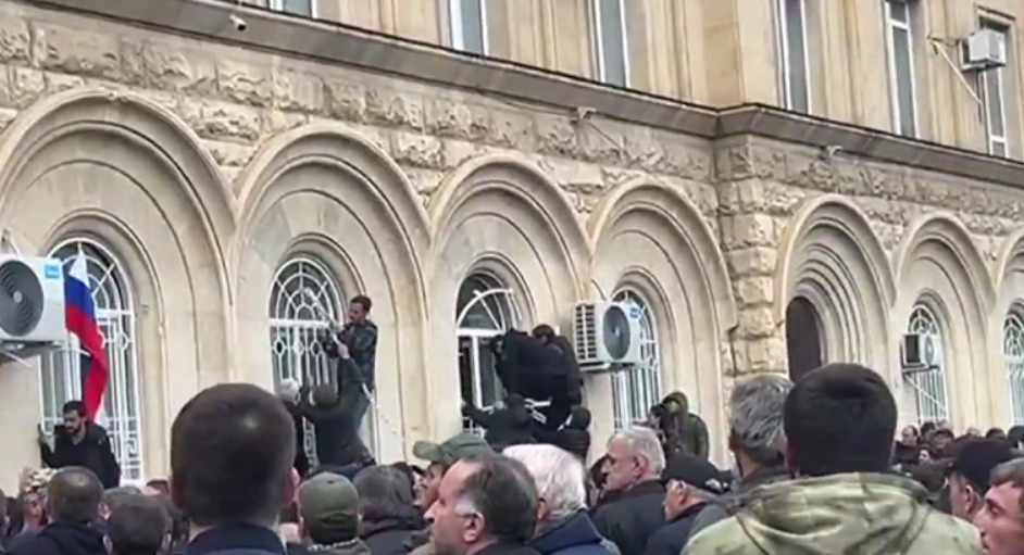 Шефот на отцепениот регион поддржан од Русија поднесе оставка