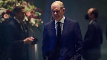 Шолц се брани, вели дека му се јавил на Путин да му објасни дека тој е одговорен за војната