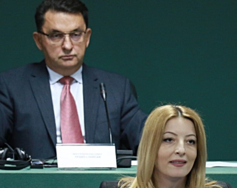 „Биди храбар Трајко“: Арсовска до Славески да ја постави точката за приватните превозници на дневен ред