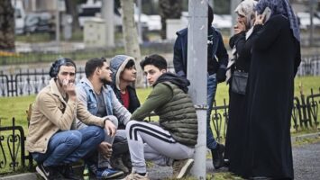 Австрија на сириските бегалци им нуди 1.000 евра да се вратат дома