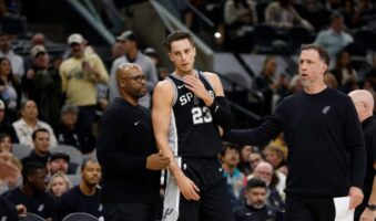 Асот на Спарс ги „почести“ судиите со среден прст