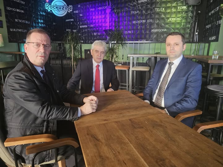Ахмети утрово на кафе во Приштина, според објава на социјалните мрежи