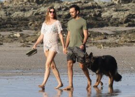 Бремената Жизел Бундхен фотографирана со своето момче на плажа во Костарика