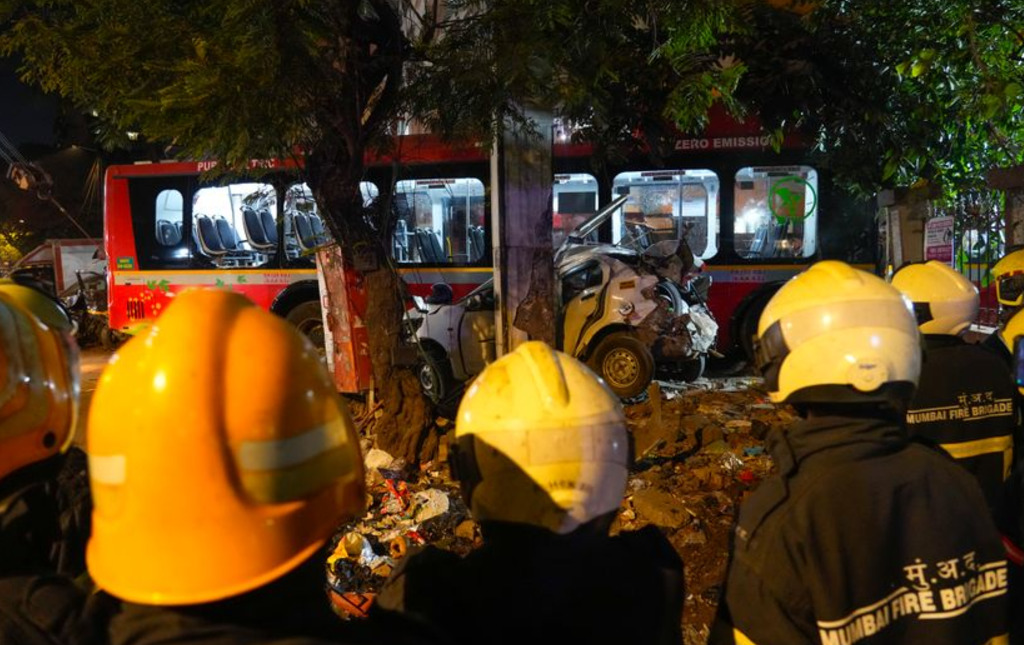 (Видео) Автобус покоси пешаци во Индија, шест лица загинаа, десетици се повредени