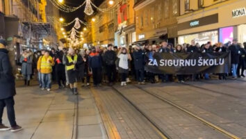 (Видео) Граѓаните на протестен марш во Загреб: „Нападот врз вас е тероризам, а нападот врз децата е инцидент“