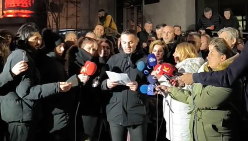 (Видео) ДУИ пред Уставен: „Ќе останеме тука до среда за кога е закажана седницата за Законот за јазиците“