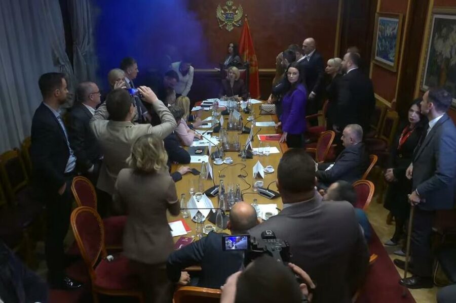(Видео) Димна бомба на седницата на Уставниот комитет на Парламентот на Црна Гора