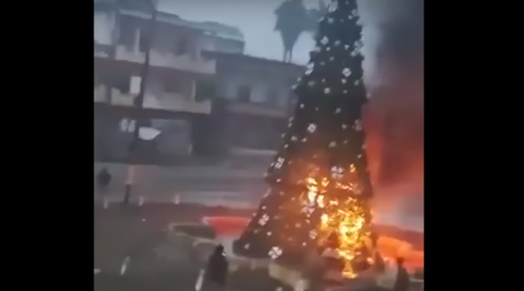 (Видео) Запалена новогодишна елка во Сирија, веднаш избија протести