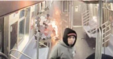 (Видео) Запалил жена во метрото во Њујорк, а потоа мирно продолжил да седи додека таа умирала