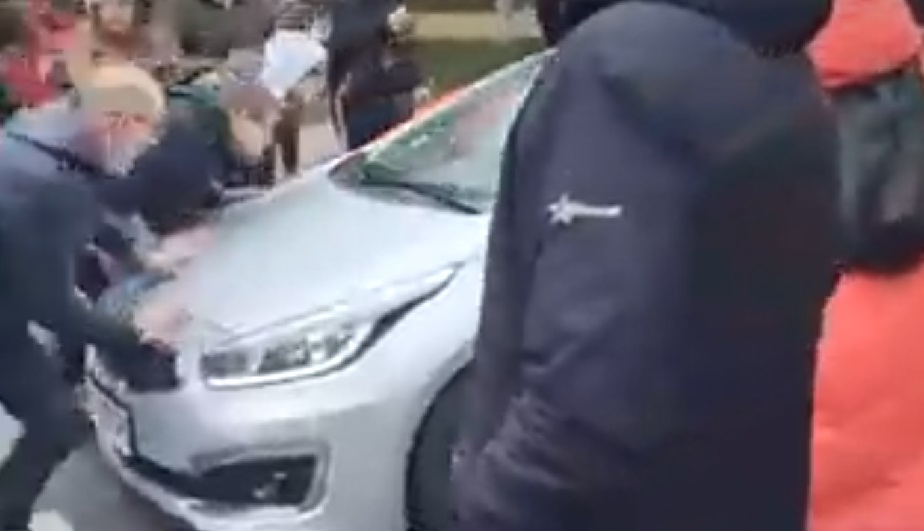 (Видео) Инцидент на протестите во Белград, возач „покосил“ неколку студенти