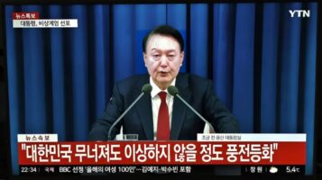 (Видео) Претседателот на Јужна Кореја прогласи воена состојба