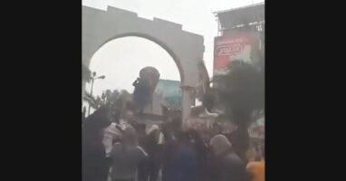 (Видео) Се споделува снимка од уривање на статуата на таткото на Асад во Дамаск