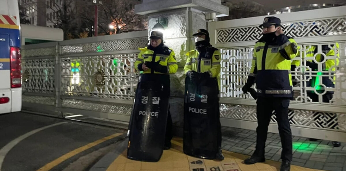 (Видео) Тензично пред парламентот во Јужна Кореја, војската забрани парламентарни активности поради воената состојба