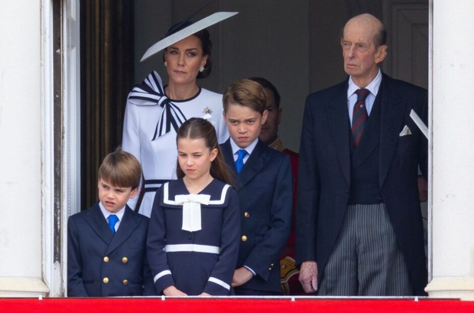 (Видео) „Тие имаат моќен смртоносен поглед“: принцезата Шарлот и принцот Џорџ станаа вирални