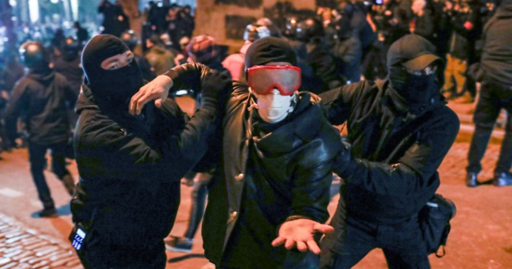 Демонстрантите во Грузија повеќе нема да смејат да си ги покриваат лицата, казни и за блокирање на патишта