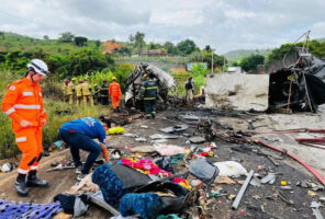 Над 30 луѓе загинаа во судир на камион и автобус во Бразил