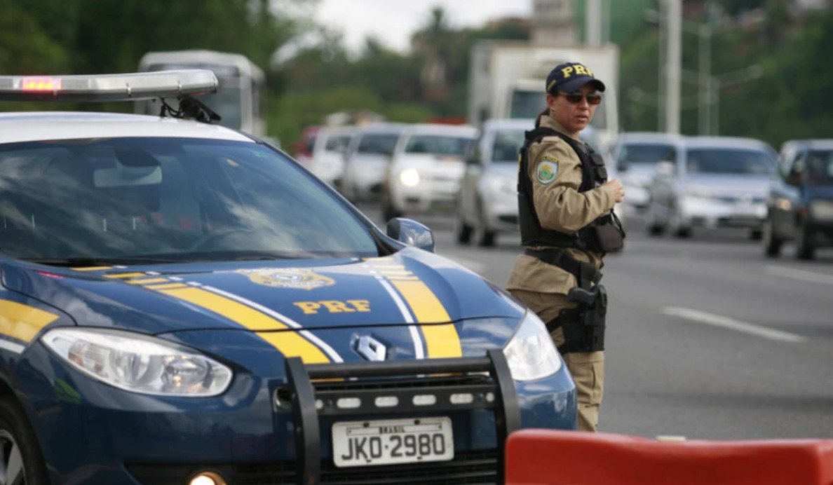 Најмалку двајца загинати и осум исчезнати по уривање мост во Бразил