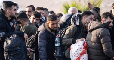 Новиот сириски премиер се оградува од радикалниот исламизам, ги повика сите бегалци да се вратат дома
