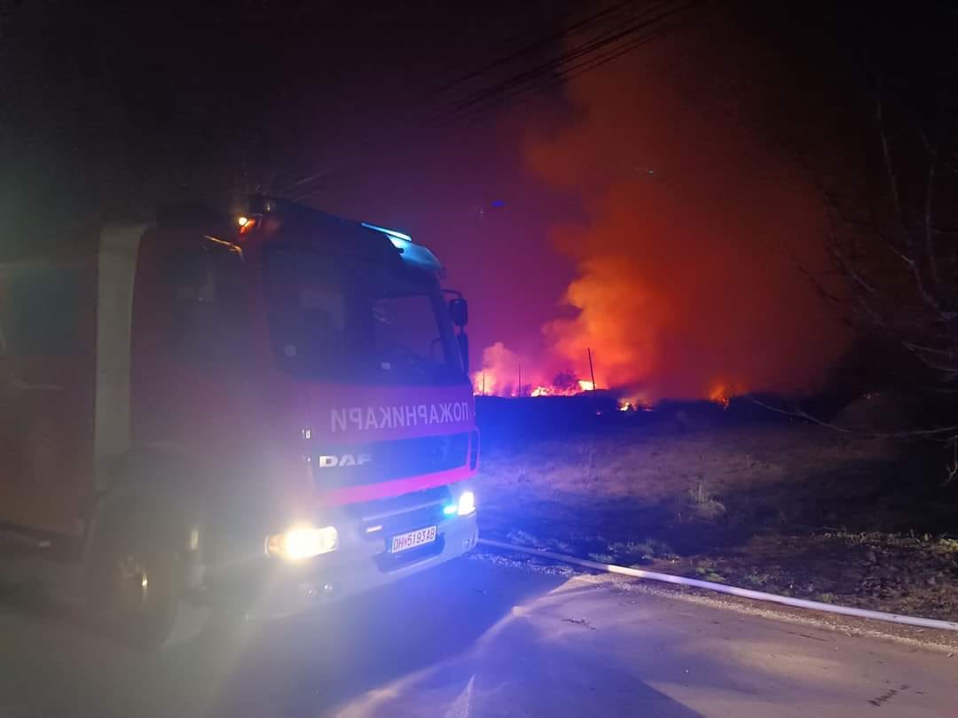 Пожар во фирмата „Атлантик“ во Визбегово, горат два шлепери, постои опасност од проширување